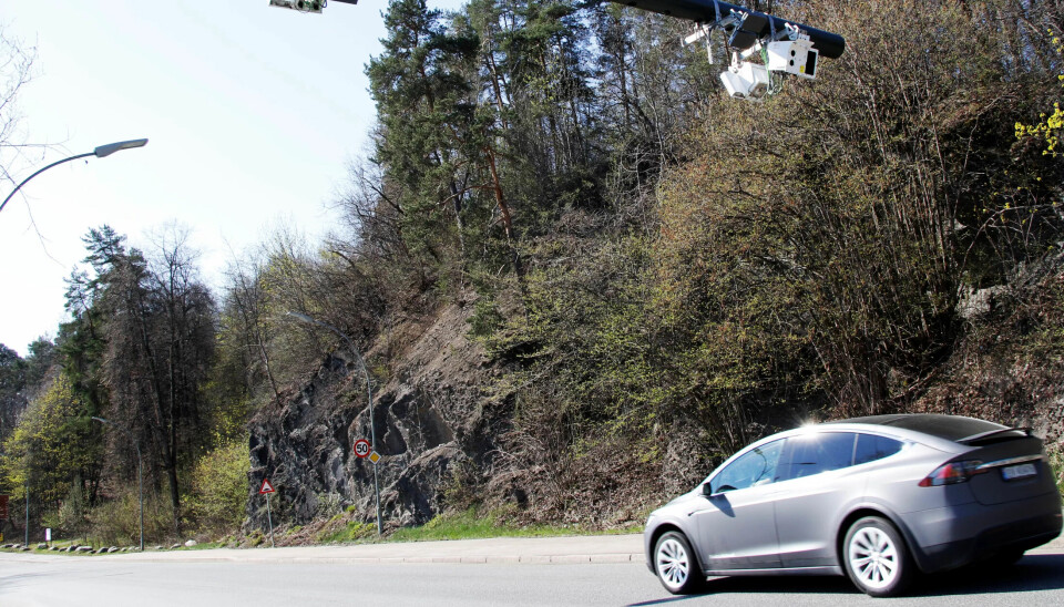 En Tesla passerer bomringen i Oslo, hvor elbiler får redusert avgift. Fagforbundet mener de flate bomavgiftene treffer feil og at de med lunken lommebok må ta klimaregninga. En Tesla passerer bomringen i Oslo, hvor elbiler får redusert avgift. Fagforbundet mener de flate bomavgiftene treffer feil og at de med lunken lommebok må ta klimaregninga.