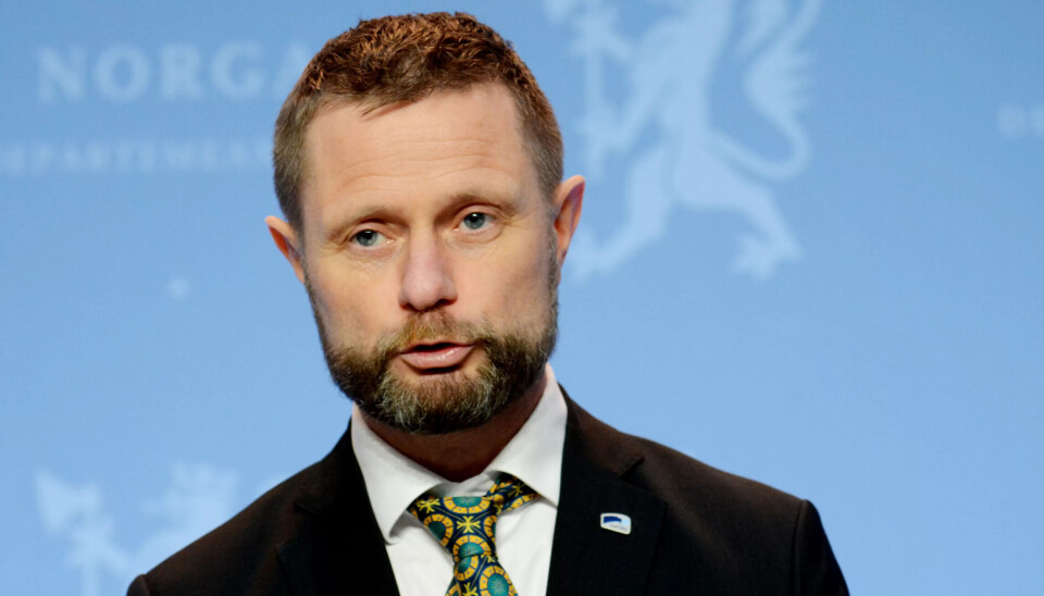 Helse- og omsorgsminister Bent Høie (H) mener at såkalte ostehøvelkutt ikke kan forklare hvorfor Danmark tester flere virusprøver for mutasjoner enn Norge. Helse- og omsorgsminister Bent Høie (H) mener at såkalte ostehøvelkutt ikke kan forklare hvorfor Danmark tester flere virusprøver for mutasjoner enn Norge.