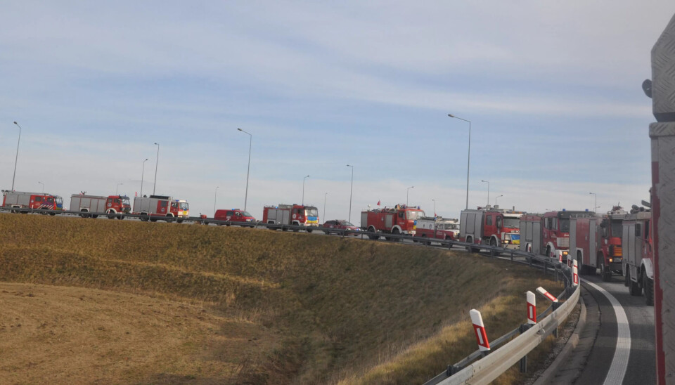 KOLONNE: Kollonnen med brannbiler fra Norge er nesten en kilometer lang. KOLONNE: Kollonnen med brannbiler fra Norge er nesten en kilometer lang.