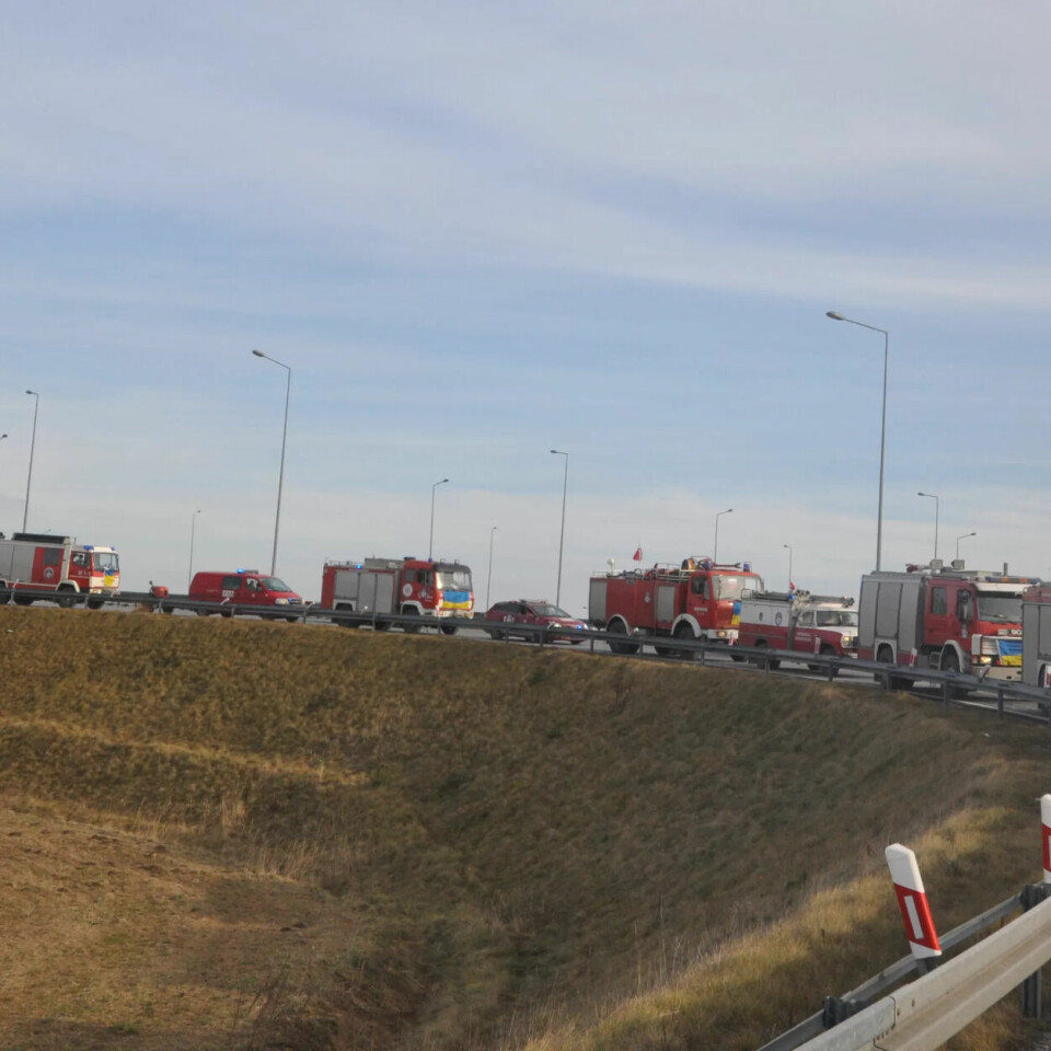 KOLONNE: Kollonnen med brannbiler fra Norge er nesten en kilometer lang. KOLONNE: Kollonnen med brannbiler fra Norge er nesten en kilometer lang.
