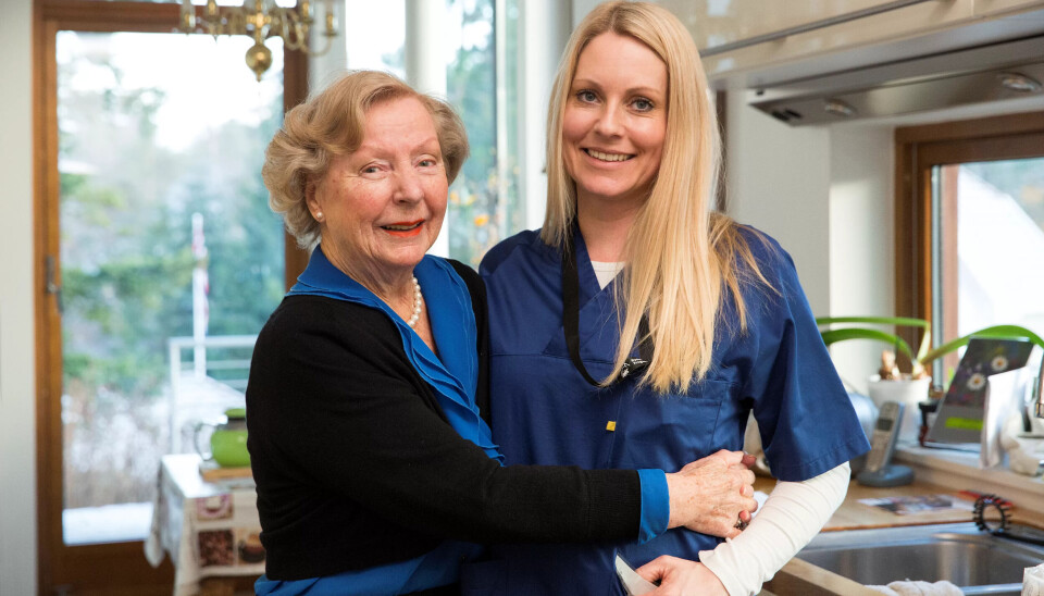Aase Bunes (85) og hjemmehjelper Linn Bekkesveen. Sistnevnte er blitt fast hjelper for Aase, noe hun er svært glad for. Aase Bunes (85) og hjemmehjelper Linn Bekkesveen. Sistnevnte er blitt fast hjelper for Aase, noe hun er svært glad for.