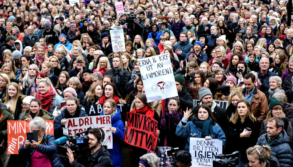 8000 personer møtte opp på en demonstrasjon i november i fjor, mot statsminister Erna Solberg (H) sine planer om endring av abortloven. Det var demonstrasjoner i over 30 byer. 8000 personer møtte opp på en demonstrasjon i november i fjor, mot statsminister Erna Solberg (H) sine planer om endring av abortloven. Det var demonstrasjoner i over 30 byer.