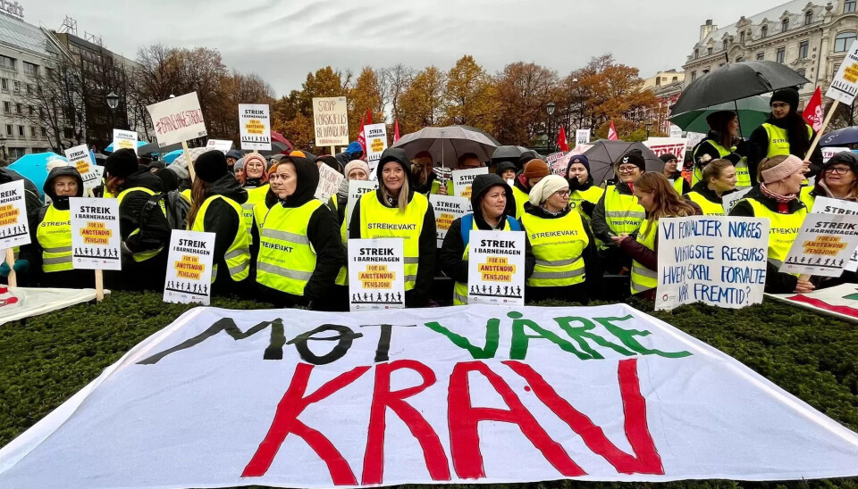 MOBILISERTE: Taktfaste rop og en bråte plakater preget bybildet foran Stortinget onsdag ettermiddag. MOBILISERTE: Taktfaste rop og en bråte plakater preget bybildet foran Stortinget onsdag ettermiddag.