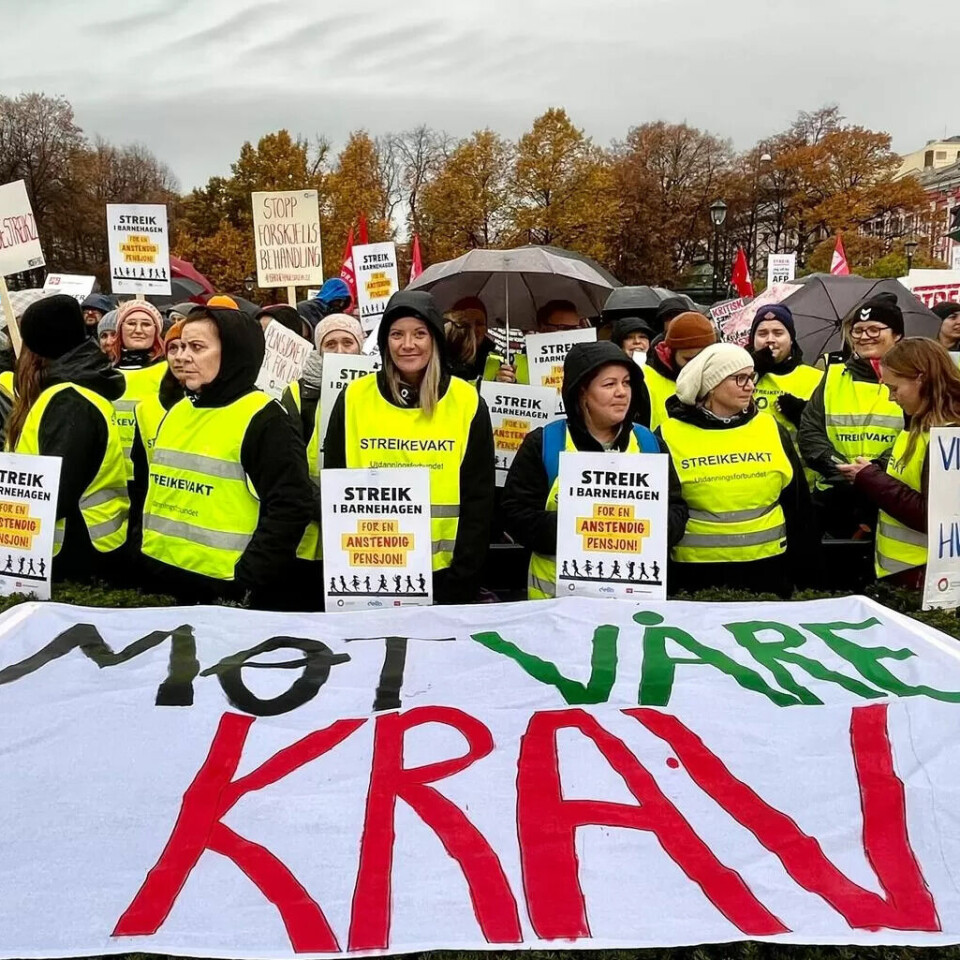 MOBILISERTE: Taktfaste rop og en bråte plakater preget bybildet foran Stortinget onsdag ettermiddag. MOBILISERTE: Taktfaste rop og en bråte plakater preget bybildet foran Stortinget onsdag ettermiddag.