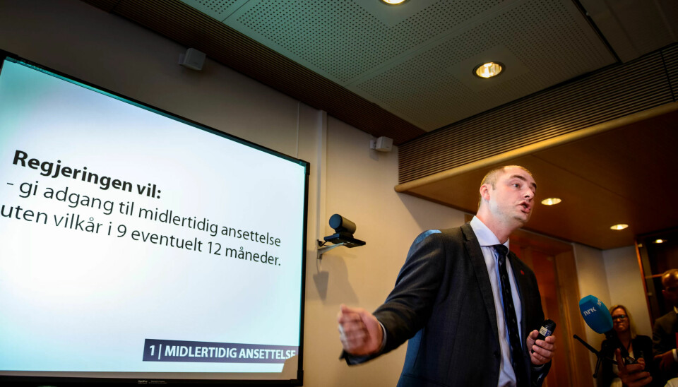 Arbeidsminister Robert Eriksson risikerer å få kontrollorganet ESA på nakken hvis han gjennomfører endringene han har foreslått i arbeidsmiljøloven mener både LO og NHO. Arbeidsminister Robert Eriksson risikerer å få kontrollorganet ESA på nakken hvis han gjennomfører endringene han har foreslått i arbeidsmiljøloven mener både LO og NHO.