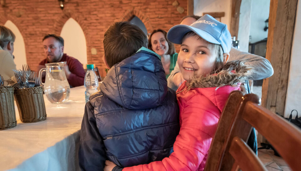 PÅ FLUKT: Vika (10) holder godt rundt storebror Micha (12). Det foreldreløse søskenparet var to av 106 barnehjemsbarn som ble reddet ut fra fronten ved Huljajpole. PÅ FLUKT: Vika (10) holder godt rundt storebror Micha (12). Det foreldreløse søskenparet var to av 106 barnehjemsbarn som ble reddet ut fra fronten ved Huljajpole.