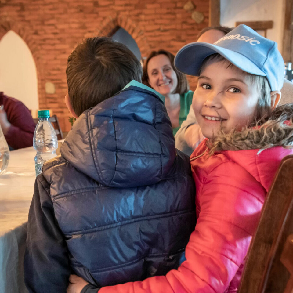 PÅ FLUKT: Vika (10) holder godt rundt storebror Micha (12). Det foreldreløse søskenparet var to av 106 barnehjemsbarn som ble reddet ut fra fronten ved Huljajpole. PÅ FLUKT: Vika (10) holder godt rundt storebror Micha (12). Det foreldreløse søskenparet var to av 106 barnehjemsbarn som ble reddet ut fra fronten ved Huljajpole.