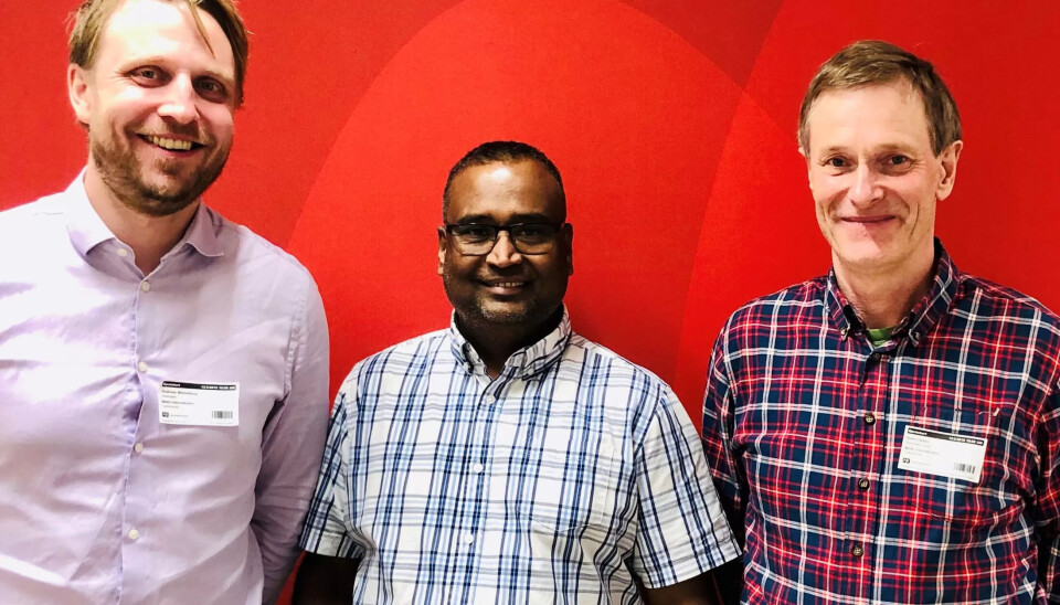 OVERRASKET PRISVINNER: Flankert av de stolte kollegaene assisterende rektor Andreas Mikkelborg og vaktmester Bjørn Dekko er det en glad Rajagopal Sriskantharajah som er kåret til årets renholder 2019. OVERRASKET PRISVINNER: Flankert av de stolte kollegaene assisterende rektor Andreas Mikkelborg og vaktmester Bjørn Dekko er det en glad Rajagopal Sriskantharajah som er kåret til årets renholder 2019.