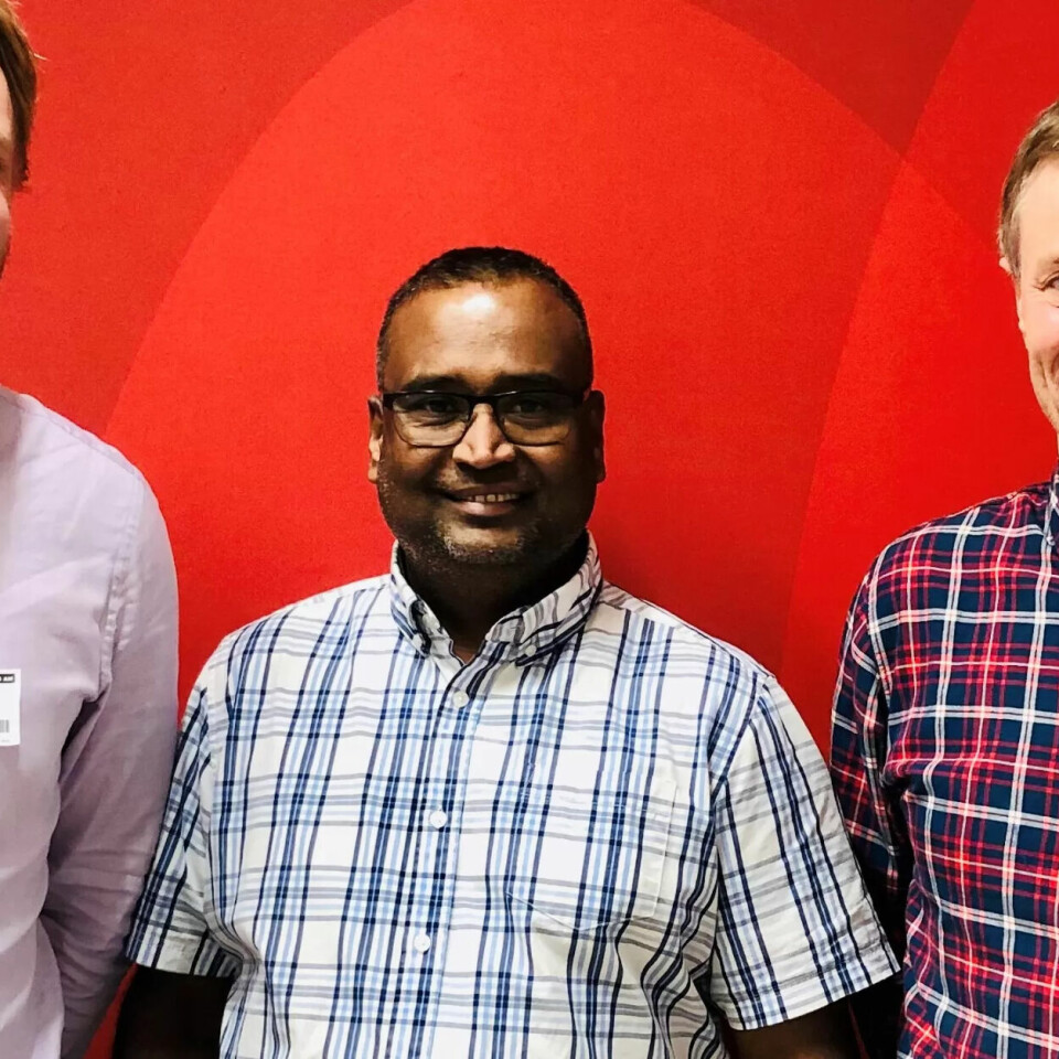 OVERRASKET PRISVINNER: Flankert av de stolte kollegaene assisterende rektor Andreas Mikkelborg og vaktmester Bjørn Dekko er det en glad Rajagopal Sriskantharajah som er kåret til årets renholder 2019. OVERRASKET PRISVINNER: Flankert av de stolte kollegaene assisterende rektor Andreas Mikkelborg og vaktmester Bjørn Dekko er det en glad Rajagopal Sriskantharajah som er kåret til årets renholder 2019.