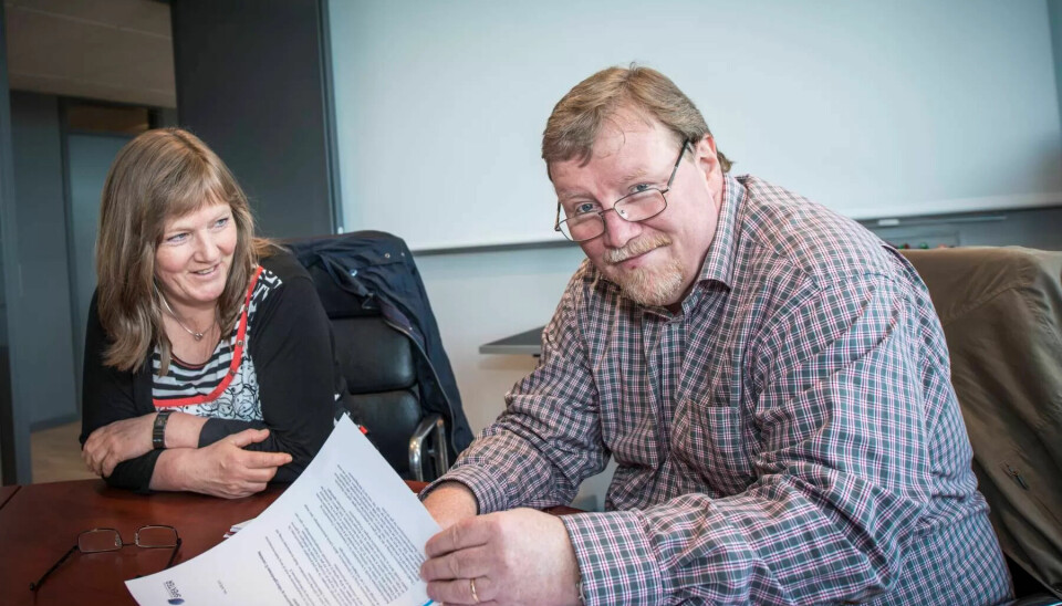 SLAGET: Arbeidstakersiden skal overbevise om at hybridpensjonen er riktig. Arbeidsgiverne holder på innskuddsløsningen. Her er Eivind Gran, LO Stats forhandlingsleder, og sekretær Lise Olsen. SLAGET: Arbeidstakersiden skal overbevise om at hybridpensjonen er riktig. Arbeidsgiverne holder på innskuddsløsningen. Her er Eivind Gran, LO Stats forhandlingsleder, og sekretær Lise Olsen.
