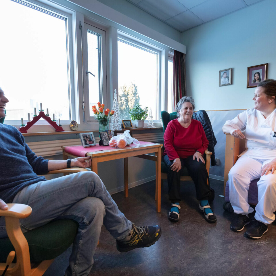 MER KREVENDE: Runa Helén Daa-Pettersen (44) mener de pårørende har endret seg på de 17 årene hun har jobbet der. – De er blitt mer krevende, mener hun. På bilde sitter pårørende Jan Erik Lübker (66) og moren Oddveig Lübker (86). De tre samarbeider derimot godt. MER KREVENDE: Runa Helén Daa-Pettersen (44) mener de pårørende har endret seg på de 17 årene hun har jobbet der. – De er blitt mer krevende, mener hun. På bilde sitter pårørende Jan Erik Lübker (66) og moren Oddveig Lübker (86). De tre samarbeider derimot godt.