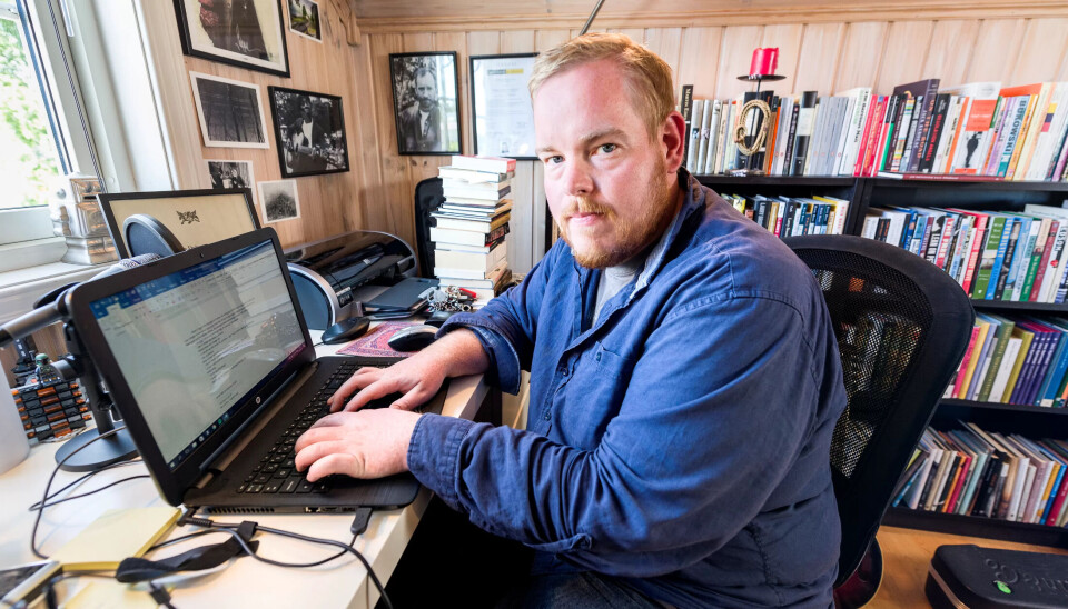 – Jeg jobber i barnehage og har utdannet meg til barnehagelærer fordi det er der jeg ønsker å jobbe. Samtidig sier jeg også at jeg er forfatter av yrke, sier Jan Kristoffer Dale. – Jeg jobber i barnehage og har utdannet meg til barnehagelærer fordi det er der jeg ønsker å jobbe. Samtidig sier jeg også at jeg er forfatter av yrke, sier Jan Kristoffer Dale.
