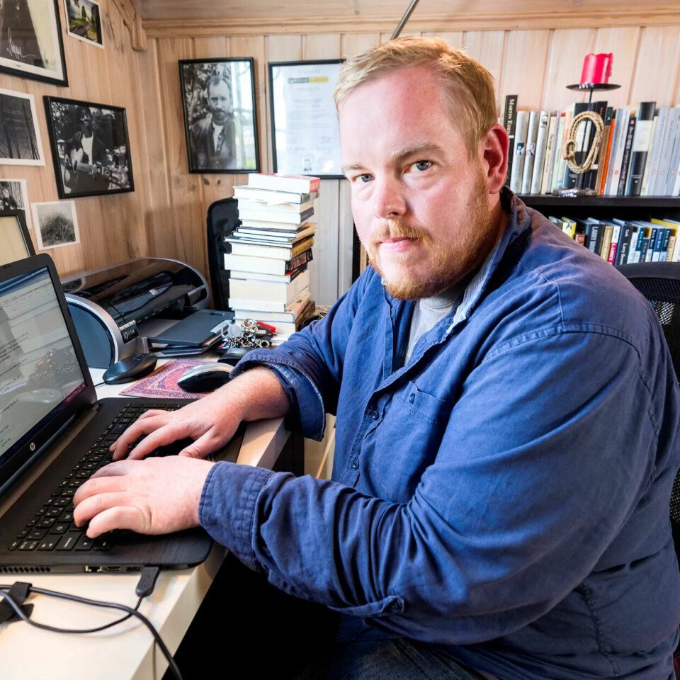 – Jeg jobber i barnehage og har utdannet meg til barnehagelærer fordi det er der jeg ønsker å jobbe. Samtidig sier jeg også at jeg er forfatter av yrke, sier Jan Kristoffer Dale. – Jeg jobber i barnehage og har utdannet meg til barnehagelærer fordi det er der jeg ønsker å jobbe. Samtidig sier jeg også at jeg er forfatter av yrke, sier Jan Kristoffer Dale.