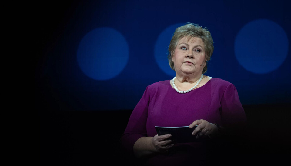 UNDER PRESS: Høyre-leder Erna Solberg kom etter hvert på banen med et løfte om å frede sykelønna i valgkampen. Nå vil flere store fylkeslag i Høyre at hun skal snu. UNDER PRESS: Høyre-leder Erna Solberg kom etter hvert på banen med et løfte om å frede sykelønna i valgkampen. Nå vil flere store fylkeslag i Høyre at hun skal snu.