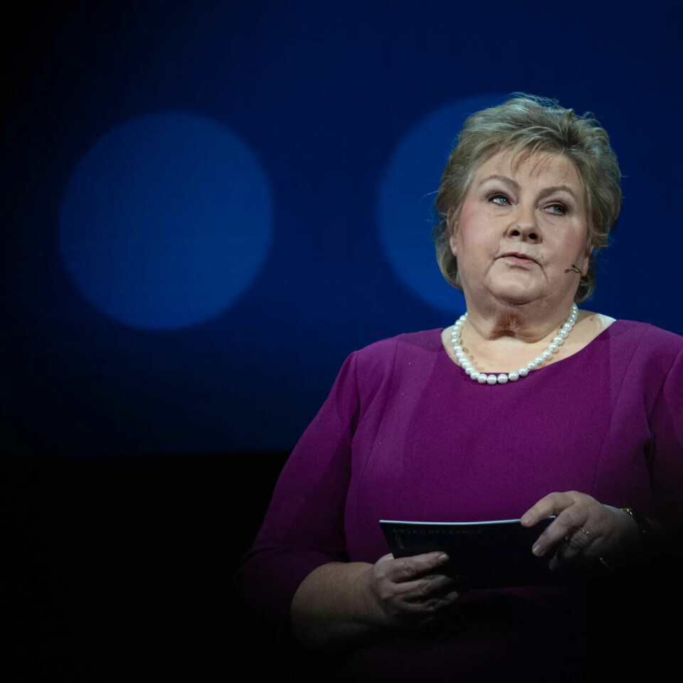 UNDER PRESS: Høyre-leder Erna Solberg kom etter hvert på banen med et løfte om å frede sykelønna i valgkampen. Nå vil flere store fylkeslag i Høyre at hun skal snu. UNDER PRESS: Høyre-leder Erna Solberg kom etter hvert på banen med et løfte om å frede sykelønna i valgkampen. Nå vil flere store fylkeslag i Høyre at hun skal snu.