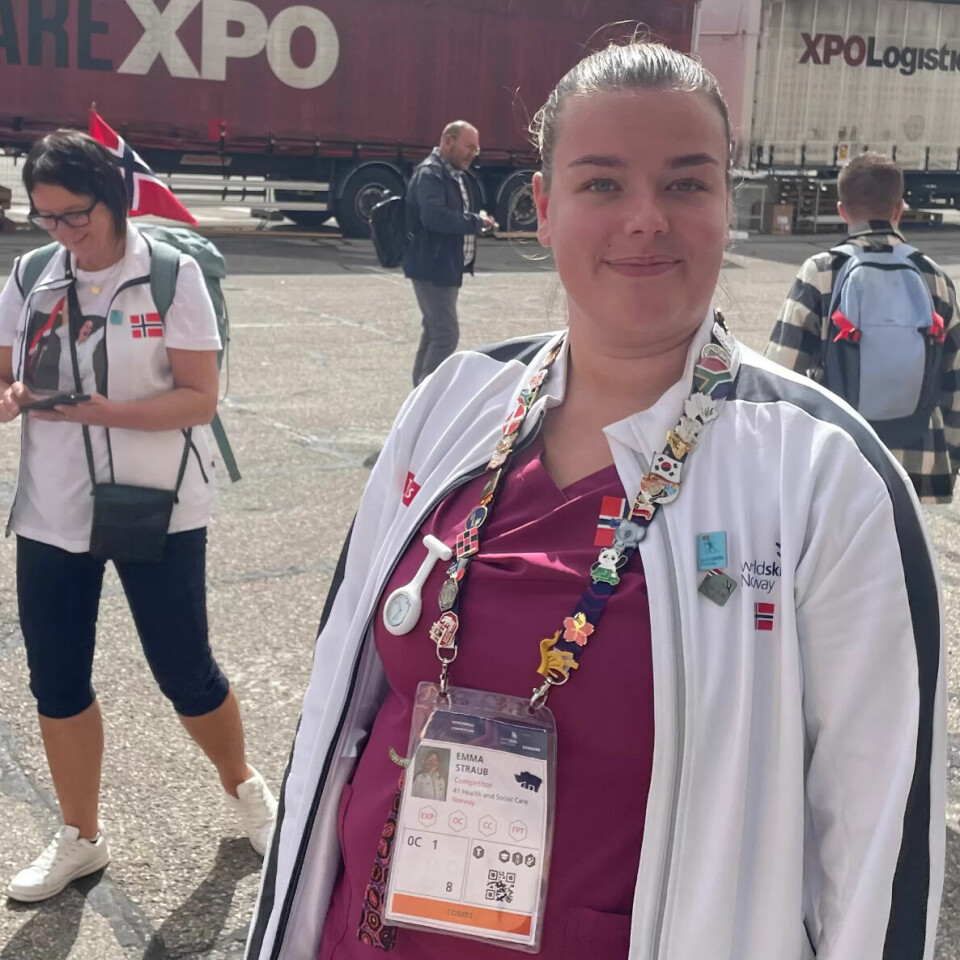 STRÅLENDE FORNØYD: Helsefagarbeider Emma Straub er på plass i Lyon. Her er hun akkurat ferdig med torsdagens andre konkurranse av fire – en praktisk økt fra hjemmetjenesten. STRÅLENDE FORNØYD: Helsefagarbeider Emma Straub er på plass i Lyon. Her er hun akkurat ferdig med torsdagens andre konkurranse av fire – en praktisk økt fra hjemmetjenesten.