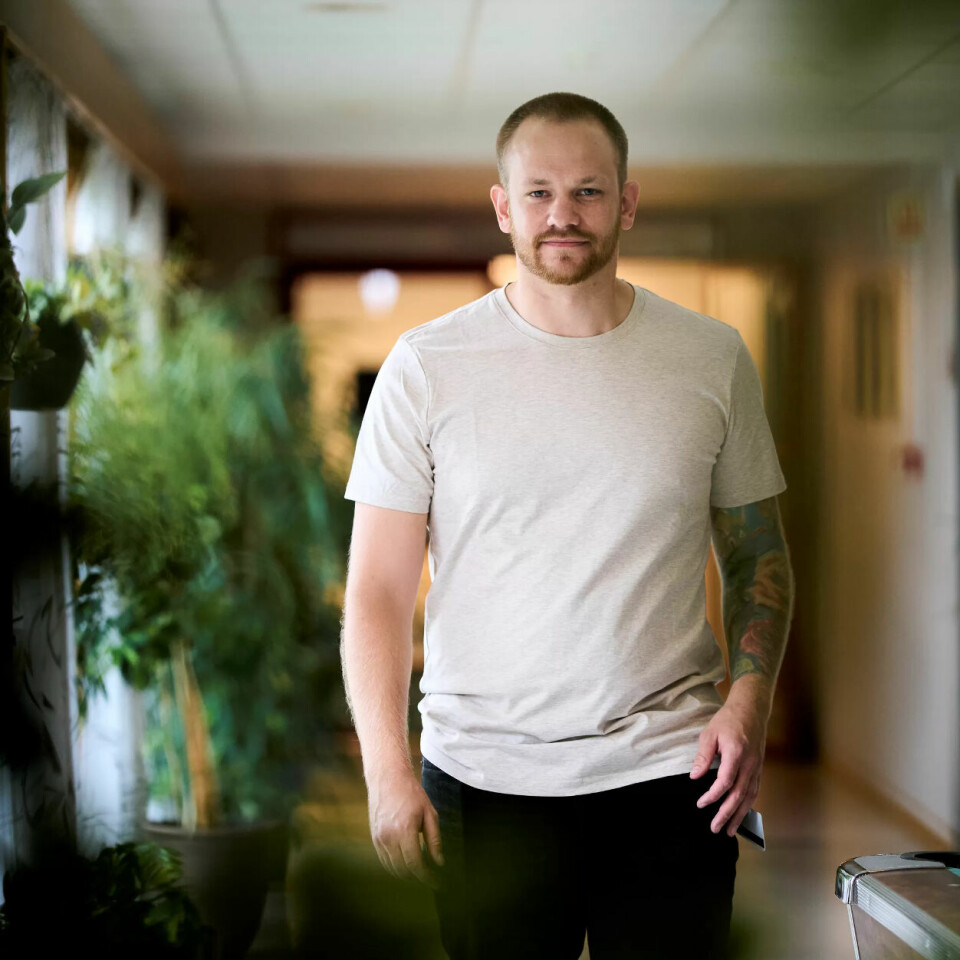 UFORUTSIGBART: – Man vet aldri hvordan vakta blir. Noen netter er rolige, andre kan bli helt kaos, sier sykepleier Peter Ellefsen. UFORUTSIGBART: – Man vet aldri hvordan vakta blir. Noen netter er rolige, andre kan bli helt kaos, sier sykepleier Peter Ellefsen.