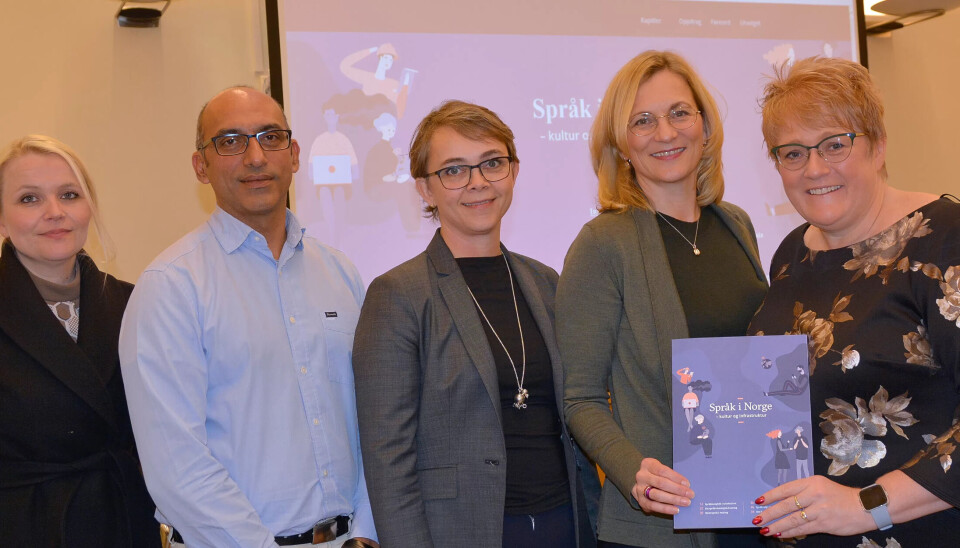 RAPPORT: Her overleverer Språkrådets framtidsutvalg rapporten «Språk i Norge - kultur og infrastruktur» til kulturminister Trine Skei Grande. RAPPORT: Her overleverer Språkrådets framtidsutvalg rapporten «Språk i Norge - kultur og infrastruktur» til kulturminister Trine Skei Grande.