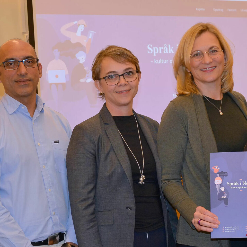 RAPPORT: Her overleverer Språkrådets framtidsutvalg rapporten «Språk i Norge - kultur og infrastruktur» til kulturminister Trine Skei Grande. RAPPORT: Her overleverer Språkrådets framtidsutvalg rapporten «Språk i Norge - kultur og infrastruktur» til kulturminister Trine Skei Grande.