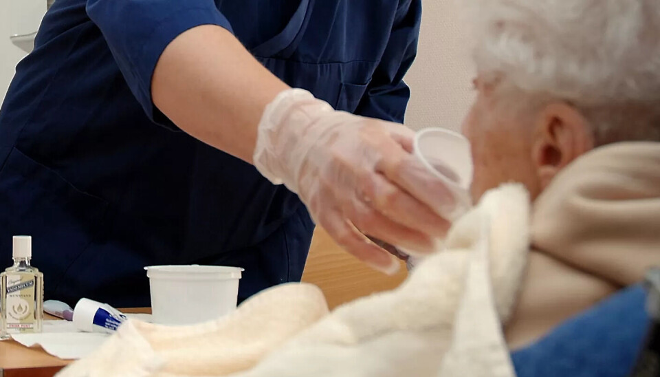 FLERE KRAV: For helsepersonell med utdanning gjennomført utenfor EØS består godkjenningsprosessen i Norge av to trinn. Søkeren har tre år på seg til å fullføre norskopplæringen og de andre kravene for godkjenning. FLERE KRAV: For helsepersonell med utdanning gjennomført utenfor EØS består godkjenningsprosessen i Norge av to trinn. Søkeren har tre år på seg til å fullføre norskopplæringen og de andre kravene for godkjenning.