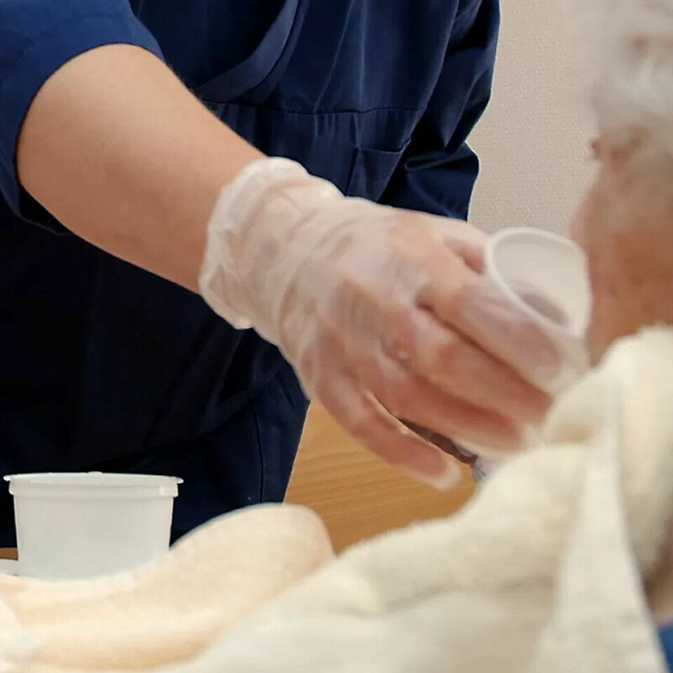 FLERE KRAV: For helsepersonell med utdanning gjennomført utenfor EØS består godkjenningsprosessen i Norge av to trinn. Søkeren har tre år på seg til å fullføre norskopplæringen og de andre kravene for godkjenning. FLERE KRAV: For helsepersonell med utdanning gjennomført utenfor EØS består godkjenningsprosessen i Norge av to trinn. Søkeren har tre år på seg til å fullføre norskopplæringen og de andre kravene for godkjenning.