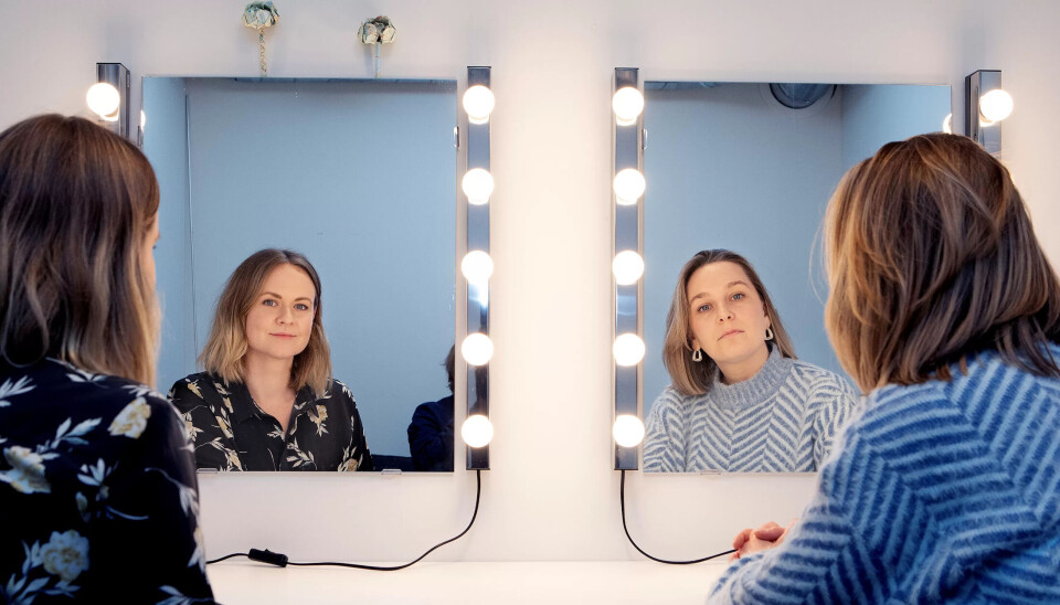 HELSEVESENET: «Iblant glemmer jeg at du er et menneske» foregår på et sykehjem, med Stine Hemmingsen (t.v) og Martha Lubiana i rollene som helsefagarbeidere. Forestillingen tar utgangspunkt i intervjuer, research og egne erfaringer. HELSEVESENET: «Iblant glemmer jeg at du er et menneske» foregår på et sykehjem, med Stine Hemmingsen (t.v) og Martha Lubiana i rollene som helsefagarbeidere. Forestillingen tar utgangspunkt i intervjuer, research og egne erfaringer.
