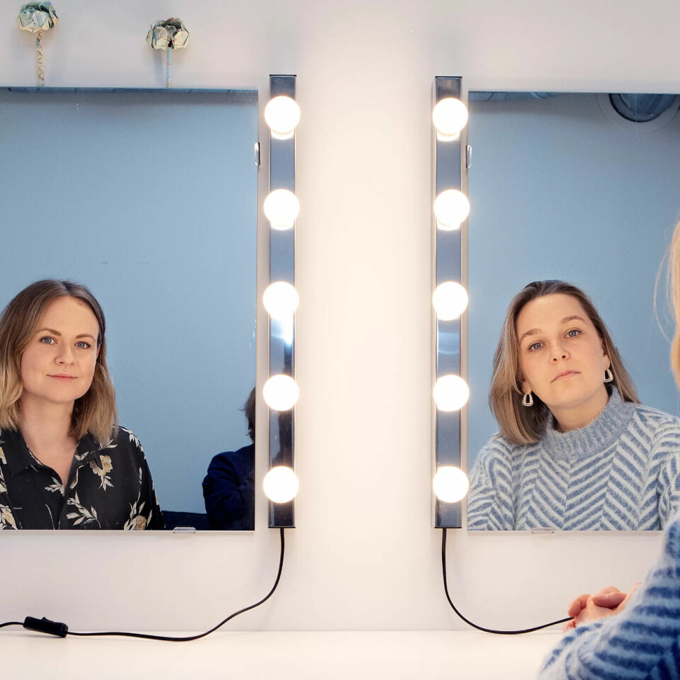 HELSEVESENET: «Iblant glemmer jeg at du er et menneske» foregår på et sykehjem, med Stine Hemmingsen (t.v) og Martha Lubiana i rollene som helsefagarbeidere. Forestillingen tar utgangspunkt i intervjuer, research og egne erfaringer. HELSEVESENET: «Iblant glemmer jeg at du er et menneske» foregår på et sykehjem, med Stine Hemmingsen (t.v) og Martha Lubiana i rollene som helsefagarbeidere. Forestillingen tar utgangspunkt i intervjuer, research og egne erfaringer.