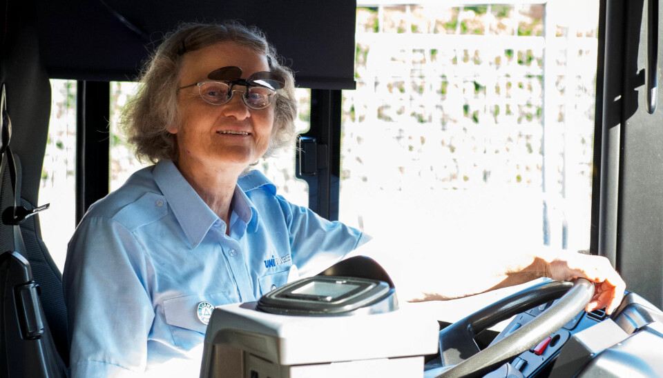 På grunn av smittefare på kollektivtrafikken, tar færre folk bussen enn vanlig. Sjåfør Marit Sauge har merket at flere velger bilen på trafikken og på stemmen. – Jeg blir hes av økt forurensing, sier hun. På grunn av smittefare på kollektivtrafikken, tar færre folk bussen enn vanlig. Sjåfør Marit Sauge har merket at flere velger bilen på trafikken og på stemmen. – Jeg blir hes av økt forurensing, sier hun.