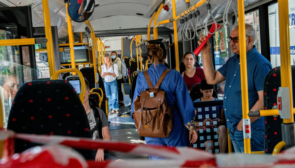 Ikke flere enn halvparten av passasjerene på 20-bussen fra Skøyen mandag morgen hadde tatt på seg munnbind. Dette bildet er forøvrig tatt etter klokken ni på morgenen, etter at rushtiden og munnbind-anbefalingen var over. Ikke flere enn halvparten av passasjerene på 20-bussen fra Skøyen mandag morgen hadde tatt på seg munnbind. Dette bildet er forøvrig tatt etter klokken ni på morgenen, etter at rushtiden og munnbind-anbefalingen var over.