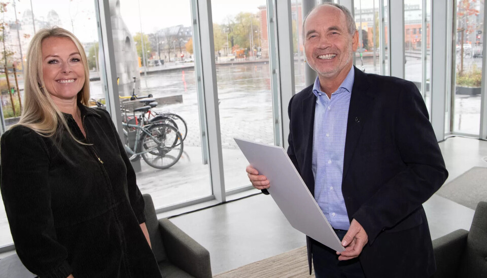 KLIMAPRISVINNER: Ordfører i Hå, Jonas Skrettingland, og juryleder og direktør for kommunikasjon og marked i KLP, Gro Mykin, under prisutdelingen av KLPs klimapris på Deichman i Oslo. KLIMAPRISVINNER: Ordfører i Hå, Jonas Skrettingland, og juryleder og direktør for kommunikasjon og marked i KLP, Gro Mykin, under prisutdelingen av KLPs klimapris på Deichman i Oslo.