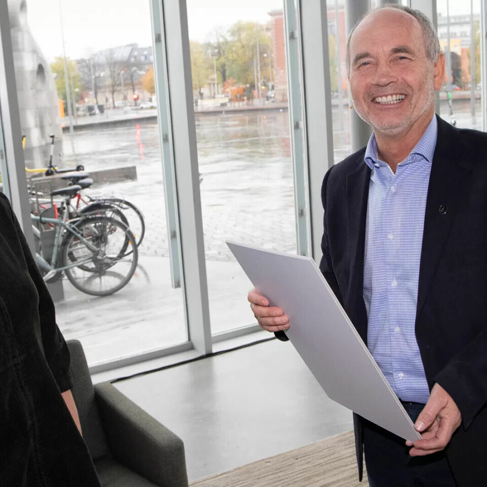 KLIMAPRISVINNER: Ordfører i Hå, Jonas Skrettingland, og juryleder og direktør for kommunikasjon og marked i KLP, Gro Mykin, under prisutdelingen av KLPs klimapris på Deichman i Oslo. KLIMAPRISVINNER: Ordfører i Hå, Jonas Skrettingland, og juryleder og direktør for kommunikasjon og marked i KLP, Gro Mykin, under prisutdelingen av KLPs klimapris på Deichman i Oslo.