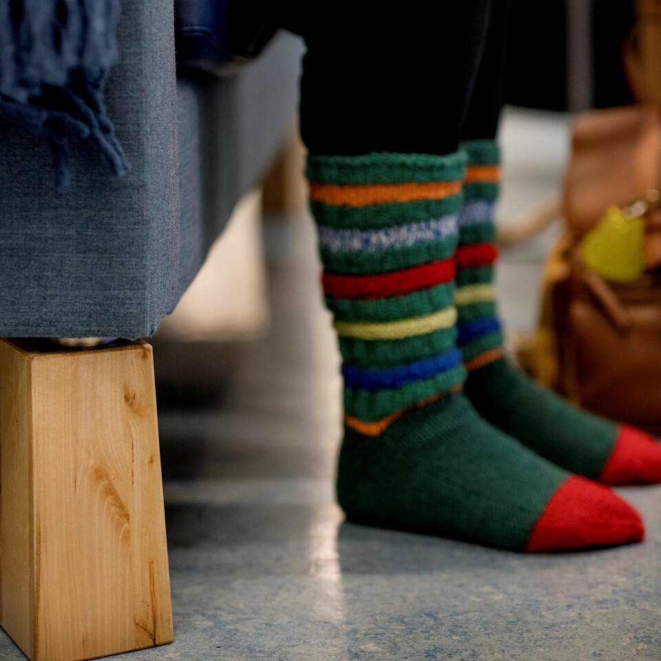 GOD HØYDE: Sofaen er løftet opp fra gulvet er forhøyet for at brukerne ikke skal komme så langt ned at det blir unødvendig tungt å reise seg igjen. GOD HØYDE: Sofaen er løftet opp fra gulvet er forhøyet for at brukerne ikke skal komme så langt ned at det blir unødvendig tungt å reise seg igjen.