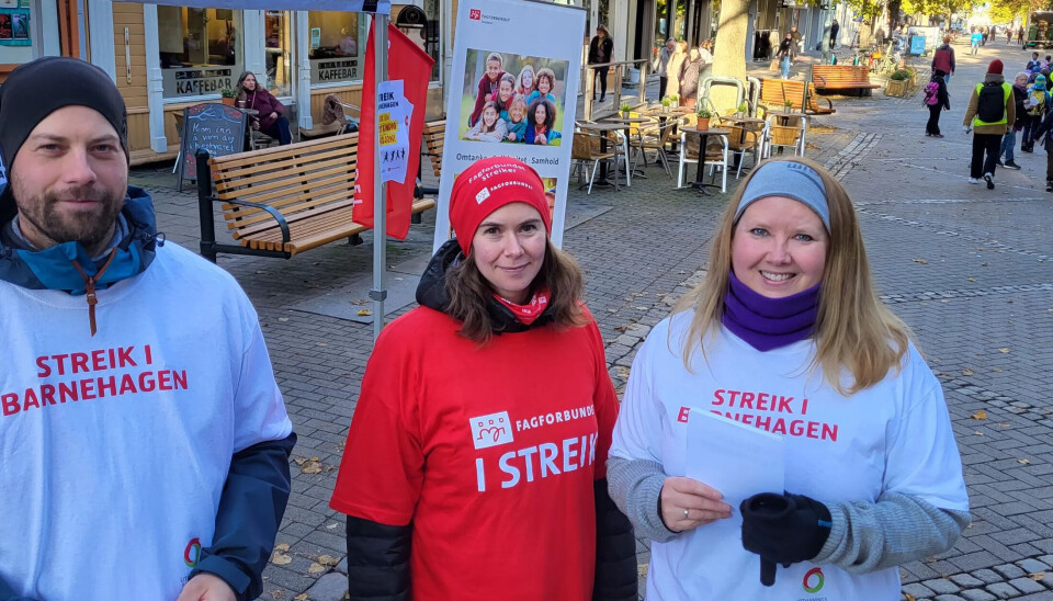 PÅ STREIKESTAND: Karl Kristian Engstrøm, Silje Furuhaug Sandum og Karina Ellingsen viser hva de mener og møter folk øverst i Nordre gate i Trondheim sentrum. PÅ STREIKESTAND: Karl Kristian Engstrøm, Silje Furuhaug Sandum og Karina Ellingsen viser hva de mener og møter folk øverst i Nordre gate i Trondheim sentrum.