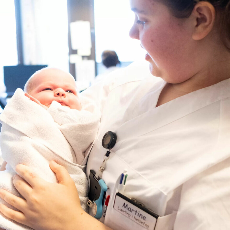 UTSATT FOR SMITTE: Mange av de mest utsatte yrkene er i helsesektoren. Her er Martine Stand, lærling helsefag på barselavdelingen ved Stavanger Universitetssykehus. UTSATT FOR SMITTE: Mange av de mest utsatte yrkene er i helsesektoren. Her er Martine Stand, lærling helsefag på barselavdelingen ved Stavanger Universitetssykehus.