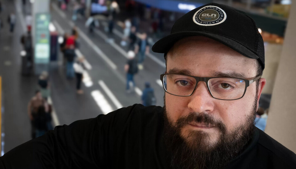 GOD PÅ KOMMUNIKASJON: Bjørn Viggo Arellano Navarro (37) er fagutdannet barne- og ungdomsarbeider. Nå jobber han som vaktleder på Oslo S. Her får han full stilling og bedre lønn. Kommunikasjonsevnene fra jobben som barne- og ungdomsarbeider bruker han i menneskemøtene. GOD PÅ KOMMUNIKASJON: Bjørn Viggo Arellano Navarro (37) er fagutdannet barne- og ungdomsarbeider. Nå jobber han som vaktleder på Oslo S. Her får han full stilling og bedre lønn. Kommunikasjonsevnene fra jobben som barne- og ungdomsarbeider bruker han i menneskemøtene.