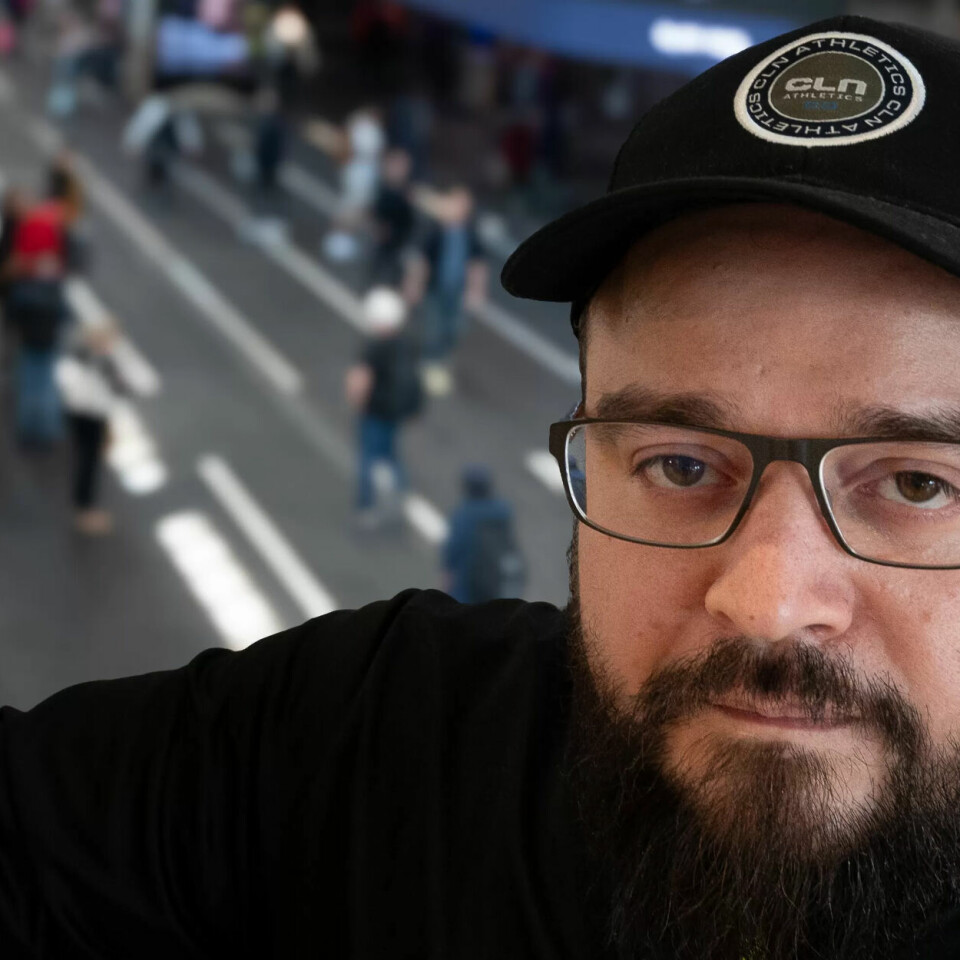 GOD PÅ KOMMUNIKASJON: Bjørn Viggo Arellano Navarro (37) er fagutdannet barne- og ungdomsarbeider. Nå jobber han som vaktleder på Oslo S. Her får han full stilling og bedre lønn. Kommunikasjonsevnene fra jobben som barne- og ungdomsarbeider bruker han i menneskemøtene. GOD PÅ KOMMUNIKASJON: Bjørn Viggo Arellano Navarro (37) er fagutdannet barne- og ungdomsarbeider. Nå jobber han som vaktleder på Oslo S. Her får han full stilling og bedre lønn. Kommunikasjonsevnene fra jobben som barne- og ungdomsarbeider bruker han i menneskemøtene.