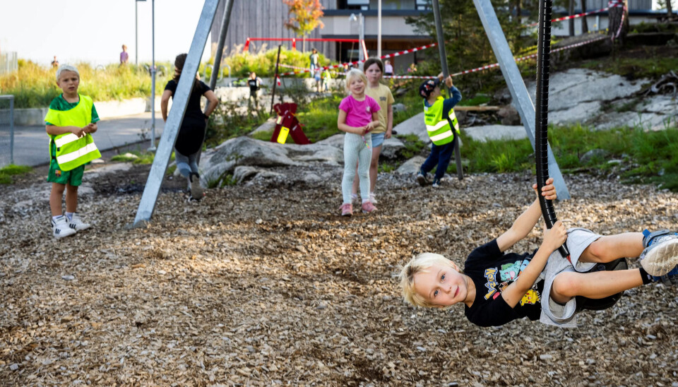 SFO ER OGSÅ Å VENTE: Axel er rutinert på zipline. I rosa bak venter Synne tålmodig sammen med Liv og August. SFO ER OGSÅ Å VENTE: Axel er rutinert på zipline. I rosa bak venter Synne tålmodig sammen med Liv og August.