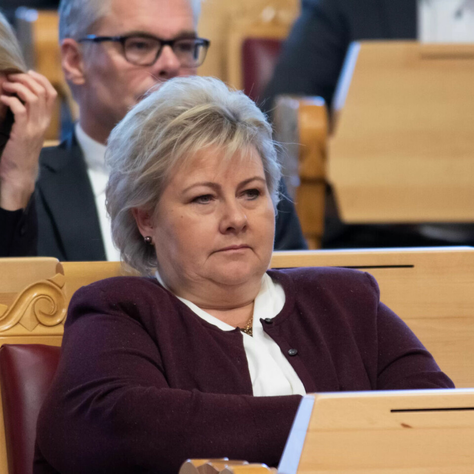 Både statsminister Erna Solberg (H, t.v.) og arbeids- og sosialminister Anniken Hauglie (H) må nå svare på nye spørsmål fra Stortingets kontroll- og konstitusjonskomité om trygdeskandalen. Både statsminister Erna Solberg (H, t.v.) og arbeids- og sosialminister Anniken Hauglie (H) må nå svare på nye spørsmål fra Stortingets kontroll- og konstitusjonskomité om trygdeskandalen.