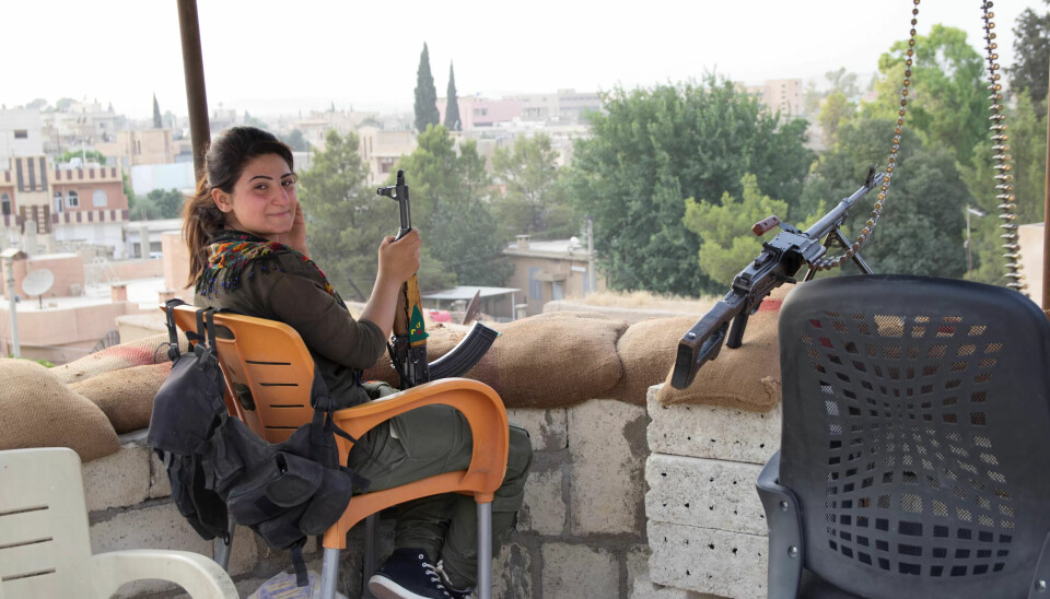 PÅ POST: Kurdiske soldater i YPG og YPJ er utplassert over alt ved Rojavas frontavsnitt, som er alliert til den USA-ledede internasjonelle koalisjonen mot IS. PÅ POST: Kurdiske soldater i YPG og YPJ er utplassert over alt ved Rojavas frontavsnitt, som er alliert til den USA-ledede internasjonelle koalisjonen mot IS.