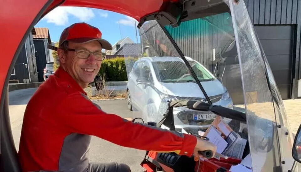 SMITTEVERN: – Vi tar forholdsregler, og jeg synes det har gått greit. Hverdagene er nesten som til vanlig, folk er glade for å få post, og det er ingen tvil om at Posten totalt sett spiller en viktig rolle i å holde hjulene i samfunnet i gang. Det er godt å være en del av det, smiler Geir Engebretsen. SMITTEVERN: – Vi tar forholdsregler, og jeg synes det har gått greit. Hverdagene er nesten som til vanlig, folk er glade for å få post, og det er ingen tvil om at Posten totalt sett spiller en viktig rolle i å holde hjulene i samfunnet i gang. Det er godt å være en del av det, smiler Geir Engebretsen.