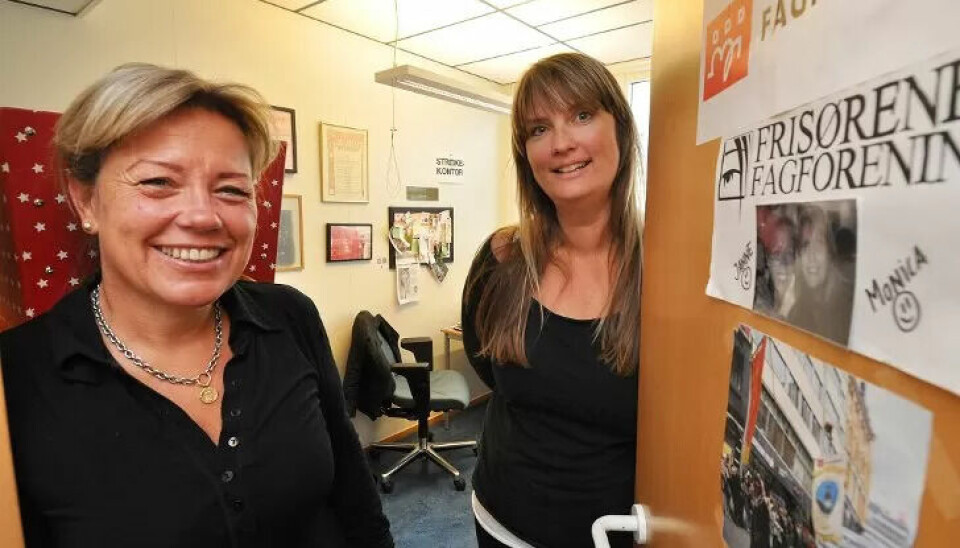 STERKT PRESS: - Det er ikke uvanlig at vi blir stående på kjøkkenet og fikse frisyrer på fester, forteller Janne Ottersen Fraas og Monica Syvertsen i Frisørenes Fagforening. STERKT PRESS: - Det er ikke uvanlig at vi blir stående på kjøkkenet og fikse frisyrer på fester, forteller Janne Ottersen Fraas og Monica Syvertsen i Frisørenes Fagforening.