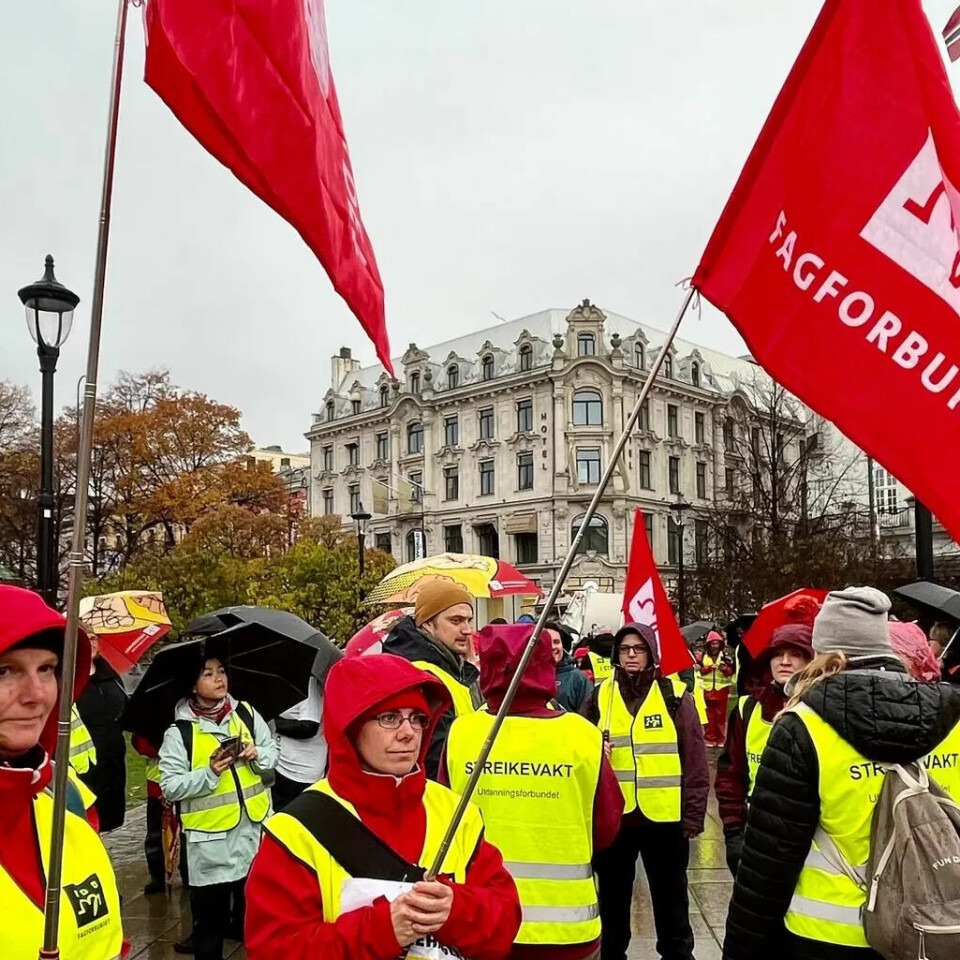 I GATENE: Fra streikemarkeringen foran Stortinget på torsdag. I GATENE: Fra streikemarkeringen foran Stortinget på torsdag.