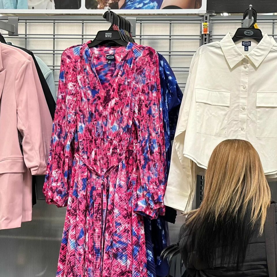 FORBUD: Nye EU-regler skal gjøre det forbudt for store aktører å kaste klær. FORBUD: Nye EU-regler skal gjøre det forbudt for store aktører å kaste klær.