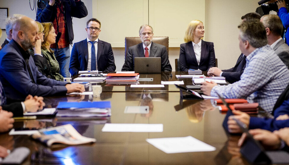 Partene rundt bordet hos Riksmekleren. Partene rundt bordet hos Riksmekleren.