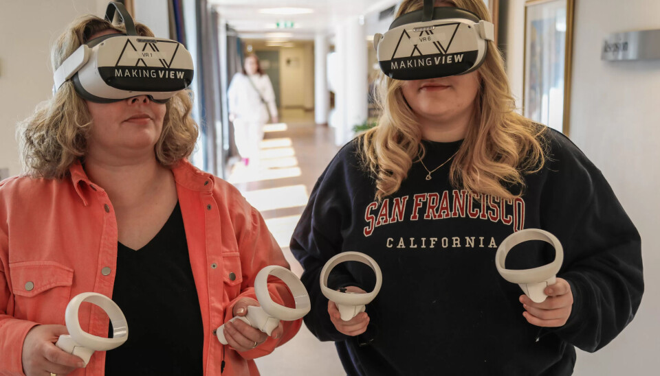 VIRTUELLE VIRTUOSER: Nina Jensen og Nora Kristiansen lærer å håndtere pasienter med demens i cyber-rommet. VIRTUELLE VIRTUOSER: Nina Jensen og Nora Kristiansen lærer å håndtere pasienter med demens i cyber-rommet.