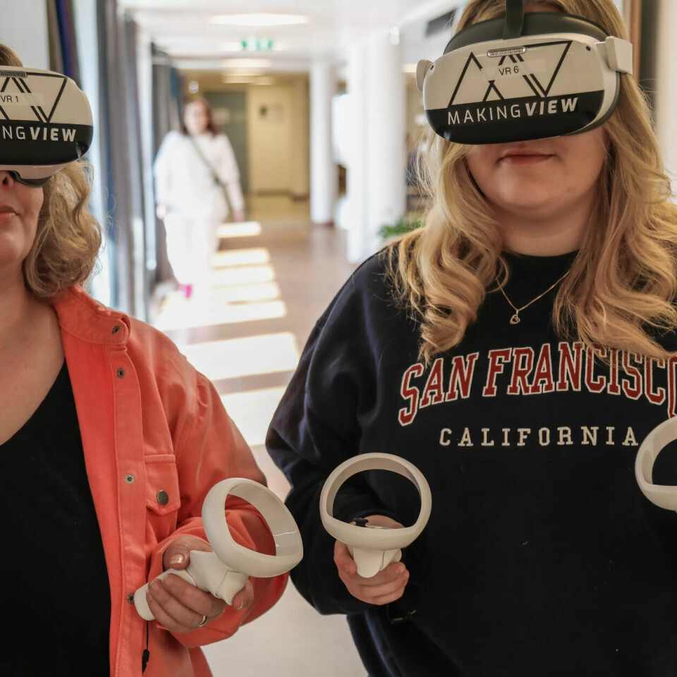 VIRTUELLE VIRTUOSER: Nina Jensen og Nora Kristiansen lærer å håndtere pasienter med demens i cyber-rommet. VIRTUELLE VIRTUOSER: Nina Jensen og Nora Kristiansen lærer å håndtere pasienter med demens i cyber-rommet.