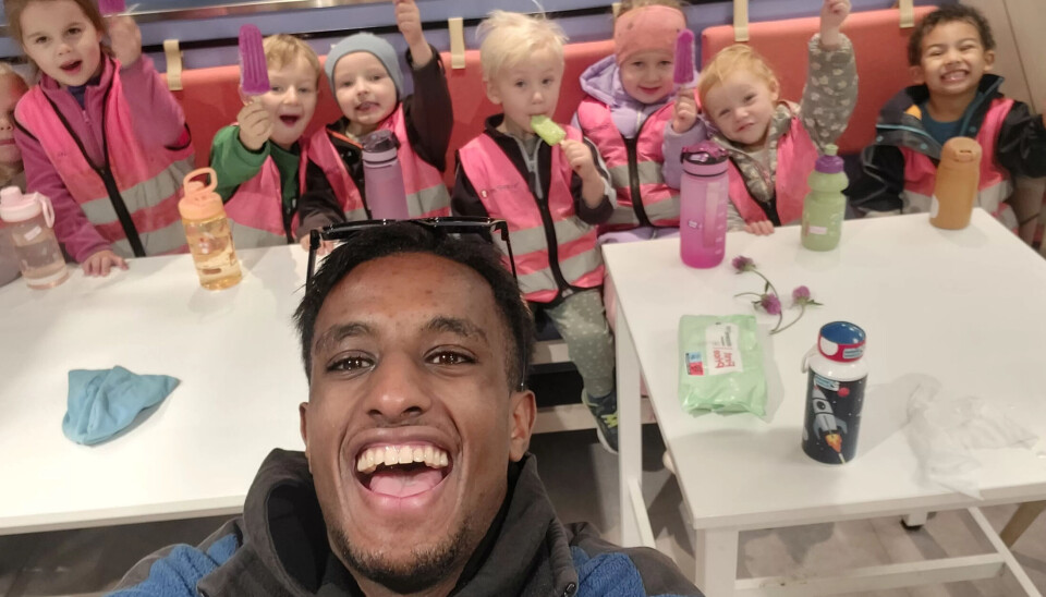 Selfie med Ole: Barna i avdeling Tyttebærtua i Mork barnehage sier verken nei til tur eller selfie med barnehagens lærling, Ole. Eller til is! Selfie med Ole: Barna i avdeling Tyttebærtua i Mork barnehage sier verken nei til tur eller selfie med barnehagens lærling, Ole. Eller til is!