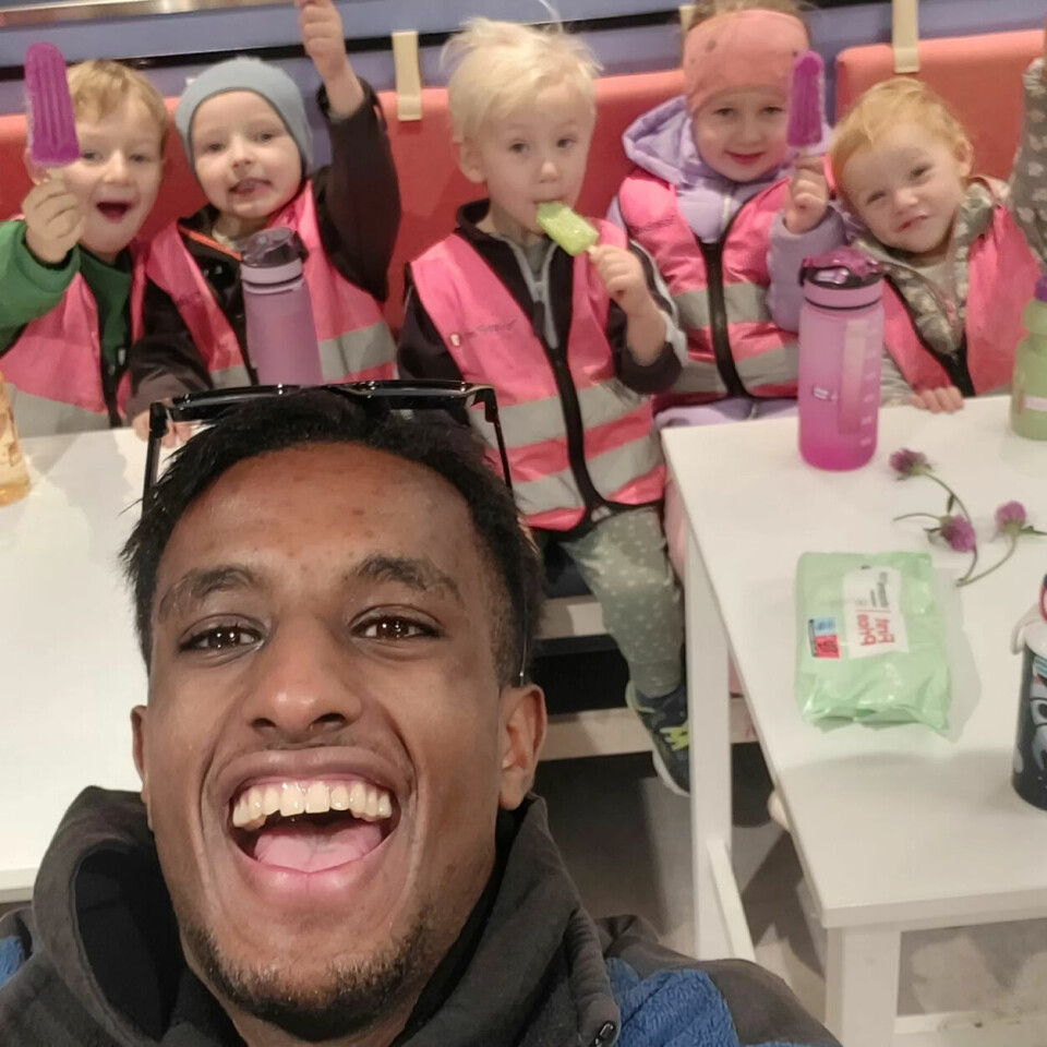 Selfie med Ole: Barna i avdeling Tyttebærtua i Mork barnehage sier verken nei til tur eller selfie med barnehagens lærling, Ole. Eller til is! Selfie med Ole: Barna i avdeling Tyttebærtua i Mork barnehage sier verken nei til tur eller selfie med barnehagens lærling, Ole. Eller til is!