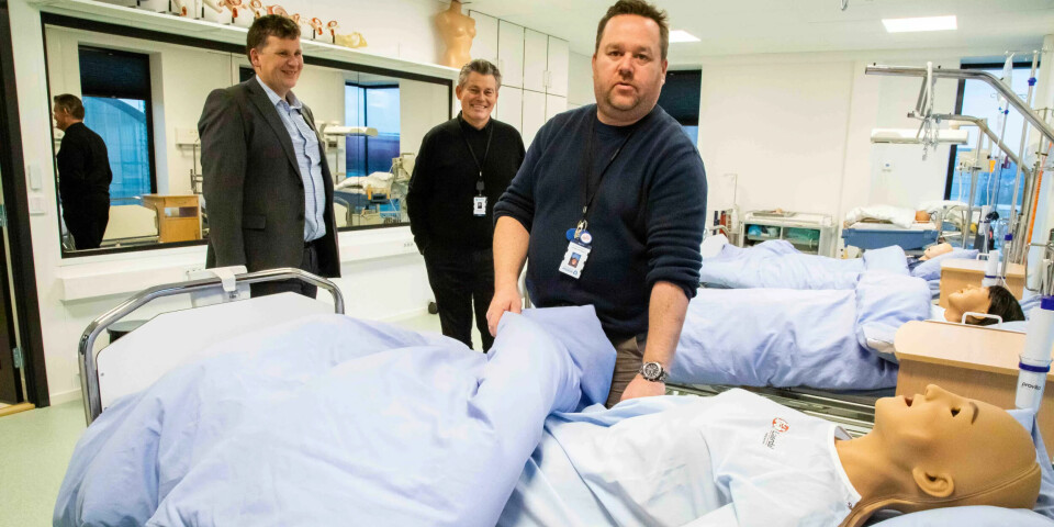 PRAKSIS: På ferdighets- og simuleringssenteret de har fått i Fredrikstad kan studentene trene på pasientdukker men trenger også flere praksisplasser, sier avdelingsleder Fredrik Hæren. PRAKSIS: På ferdighets- og simuleringssenteret de har fått i Fredrikstad kan studentene trene på pasientdukker men trenger også flere praksisplasser, sier avdelingsleder Fredrik Hæren.