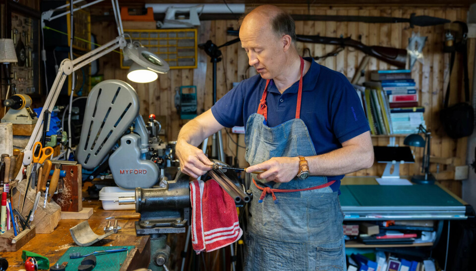 MULTIRIFLE: Børsemaker Alf Helland har en spesialbestilling inne hvor han skal tilvirke en klassisk jaktrifle med engelske sidelåser og håndlagde løp. Jegeren skal selv kunne bytte løpssett og bruke samme våpen til småvilt og storvilt. MULTIRIFLE: Børsemaker Alf Helland har en spesialbestilling inne hvor han skal tilvirke en klassisk jaktrifle med engelske sidelåser og håndlagde løp. Jegeren skal selv kunne bytte løpssett og bruke samme våpen til småvilt og storvilt.
